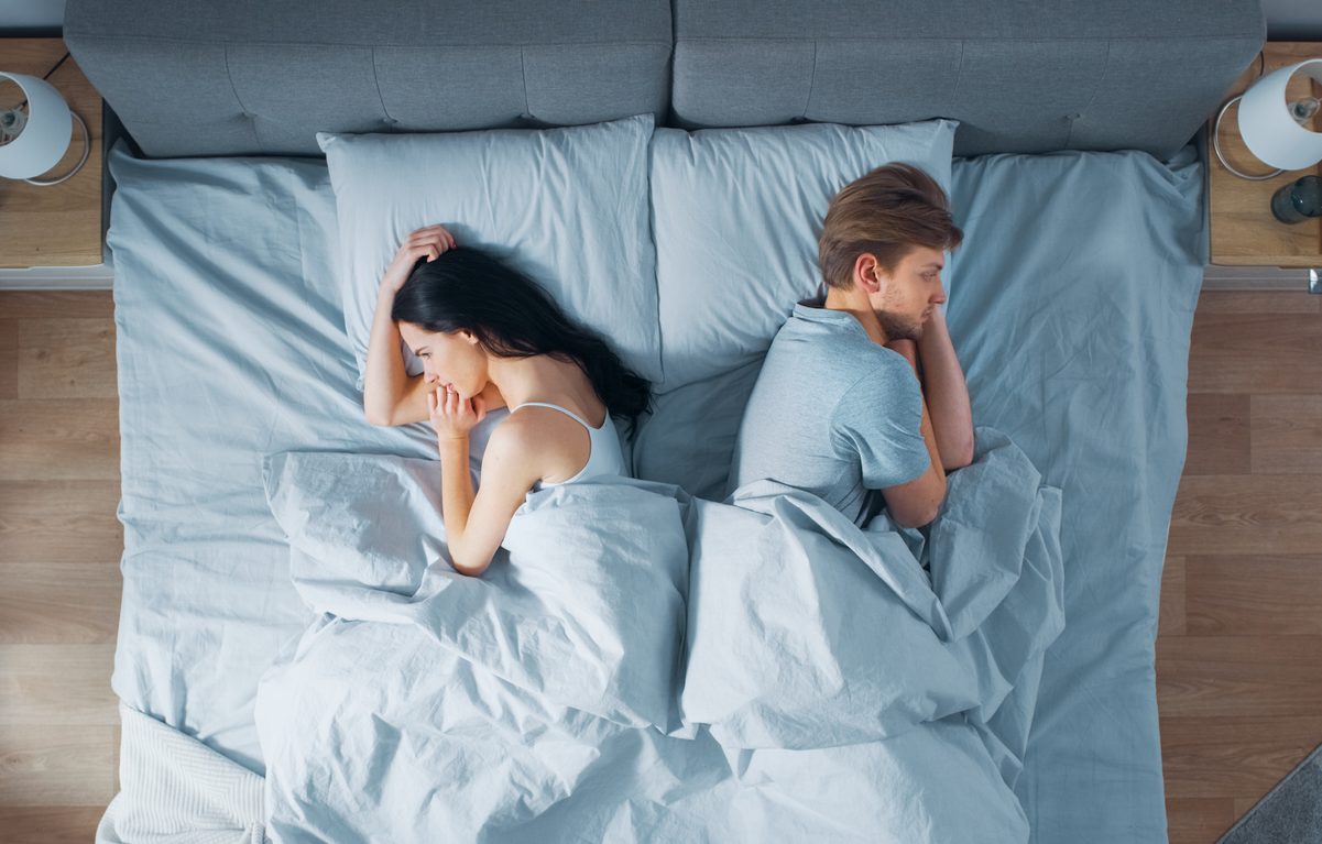 O que a posição de dormir em casal diz sobre o relacionamento