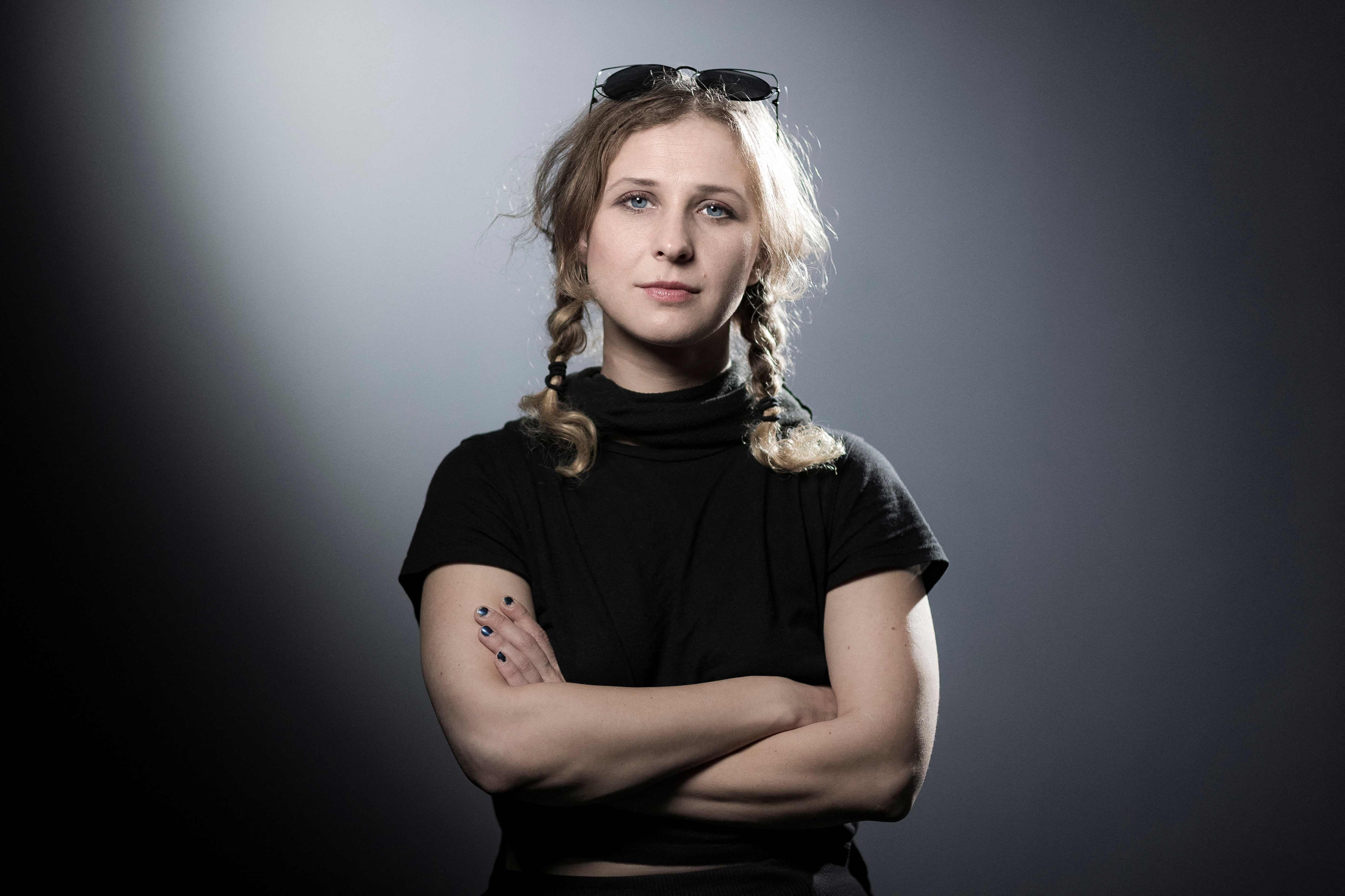 Maria Alyokhina das Pussy Riot fugiu da Rússia disfarçada de estafeta