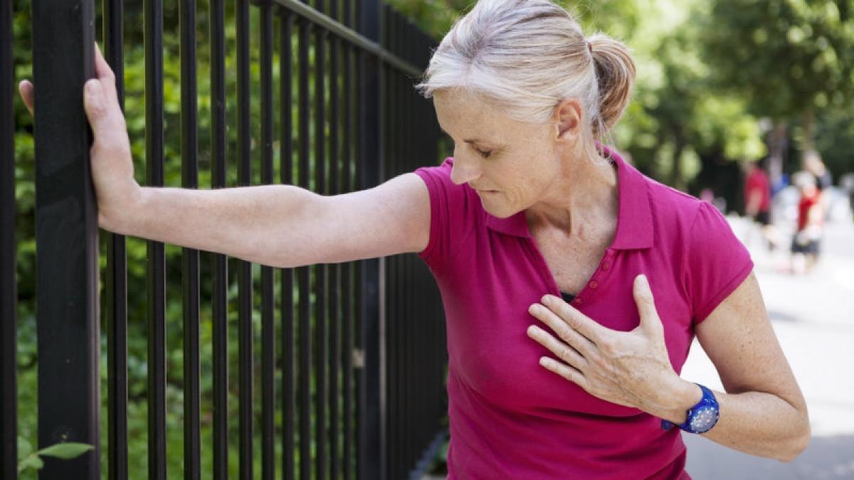 assustado mulher dentro pânico prensas mãos para peito tendo fez erro ou  aprendido sobre aproximação perigo. indefeso assustado menina necessidades  Socorro e proteção vencimento para covardia e incapacidade para resistir.  26118382 Vetor