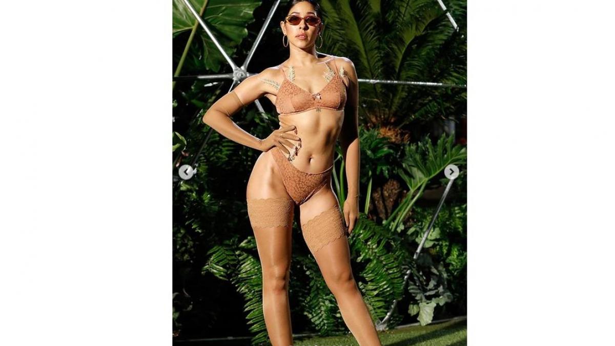 Modelos grávidas desfilam lingerie criada por Rihanna