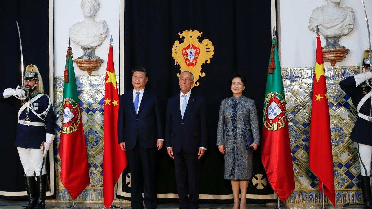 Putin veste casaco em primeira-dama chinesa e causa polêmica