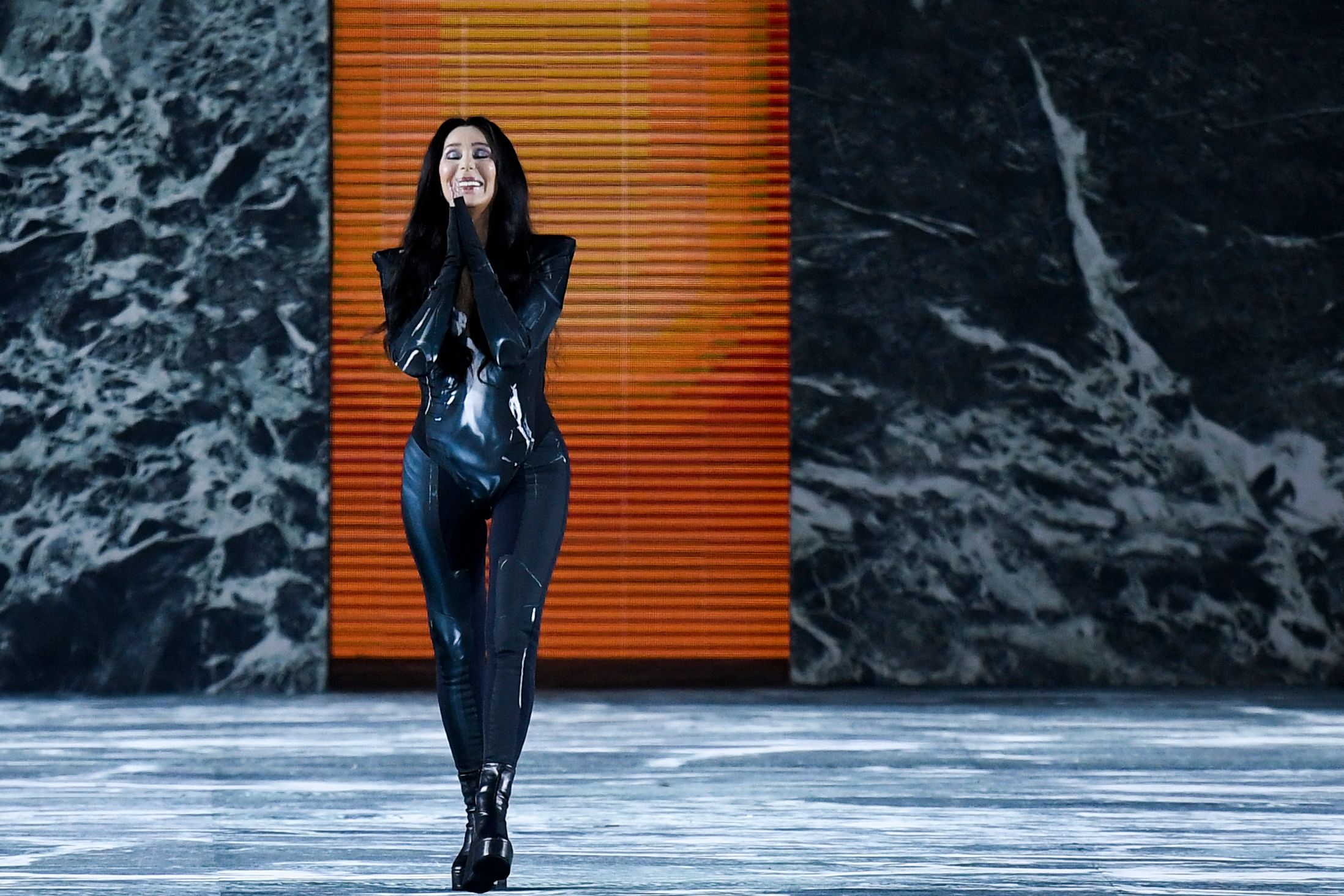 Aos Anos Cher Desfila Pela Balmain Na Semana Da Moda De Paris