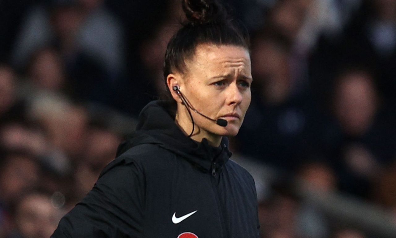 Rebecca Welch torna-se na primeira mulher a arbitrar um jogo da Liga  inglesa - SIC Notícias