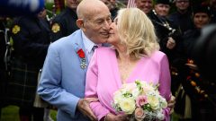 Os noivos Jeanne Swerlin, 96 anos, e o veterano da II Guerra Mundial, o norte-americano Harold Terens, de 100 anos celebram o casamento em Carentan-les-Marais, na Normandia, França [Fotografia: LOIC VENANCE / AFP]