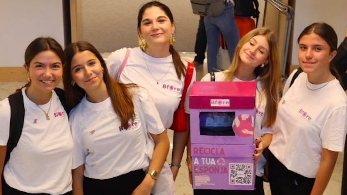 Cinco alunas portuguesas do 10º ano criam esponja especial para detetar  cancro de mama e vencem prémio